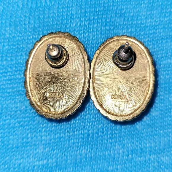 Vintage goldtone and white earrings - Picture 4 of 4